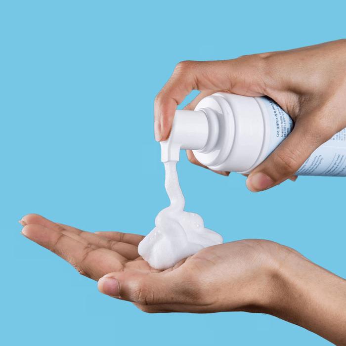 DATE 2025 Bọt rửa mặt cho da nhạy cảm Klairs Rich Moist Foaming Cleanser 100ml