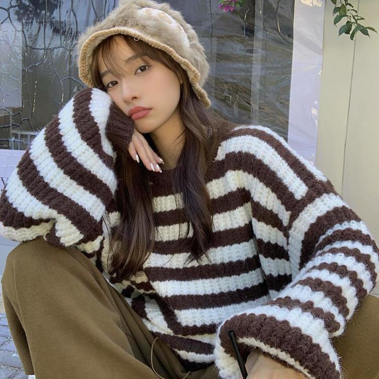 Áo len cổ tròn dáng rộng họa tiết kẻ sọc phong cách trẻ trung cho nữ