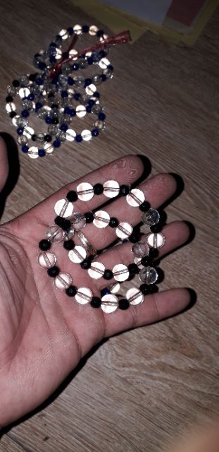 Một dây chuỗi hạt thủy tinh co giãn