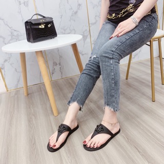 lê xỏ ngón versace