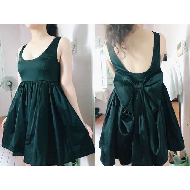 Váy xoè hở lưng có nơ bản to