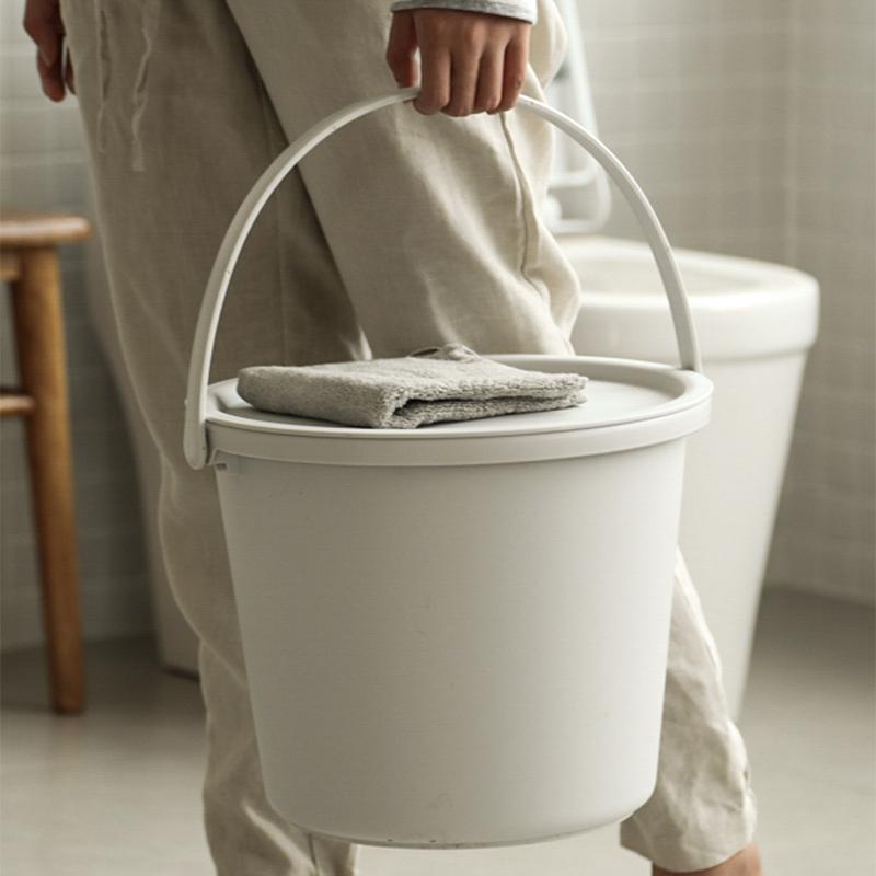 Xô nước có nắp đậy và quai xách tiện lợi màu trắng xám