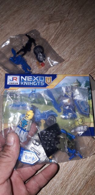 Lắp ráp 1 hộp Lego_Nexo Knihgts 826 Đội quân xe mô tô có nhiều chi tiết bằng nhựa ABS