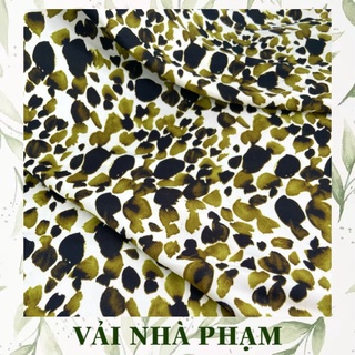 Vải lụa mango hoạ tiết beo màu rêu nền trắng kem - khổ vải 1.5m - vải nhà phạm