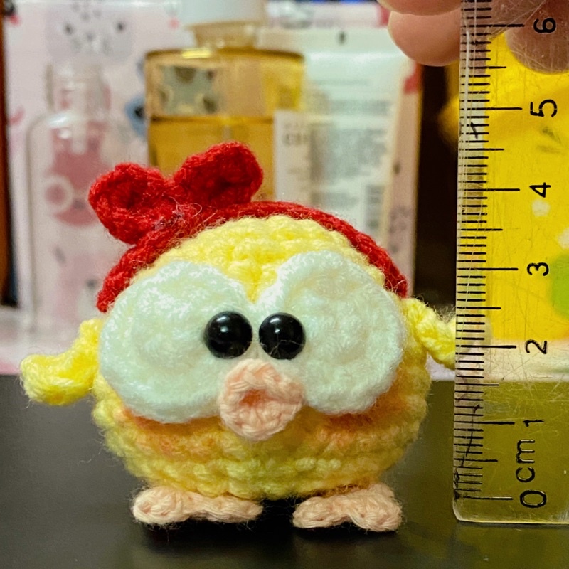 Móc khoá len móc crochet amigurumi gà con mắt lồi đeo nơ
