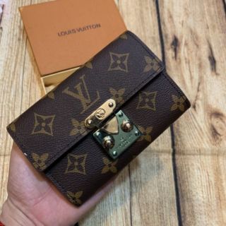Ví lv khóa gạt fullbox