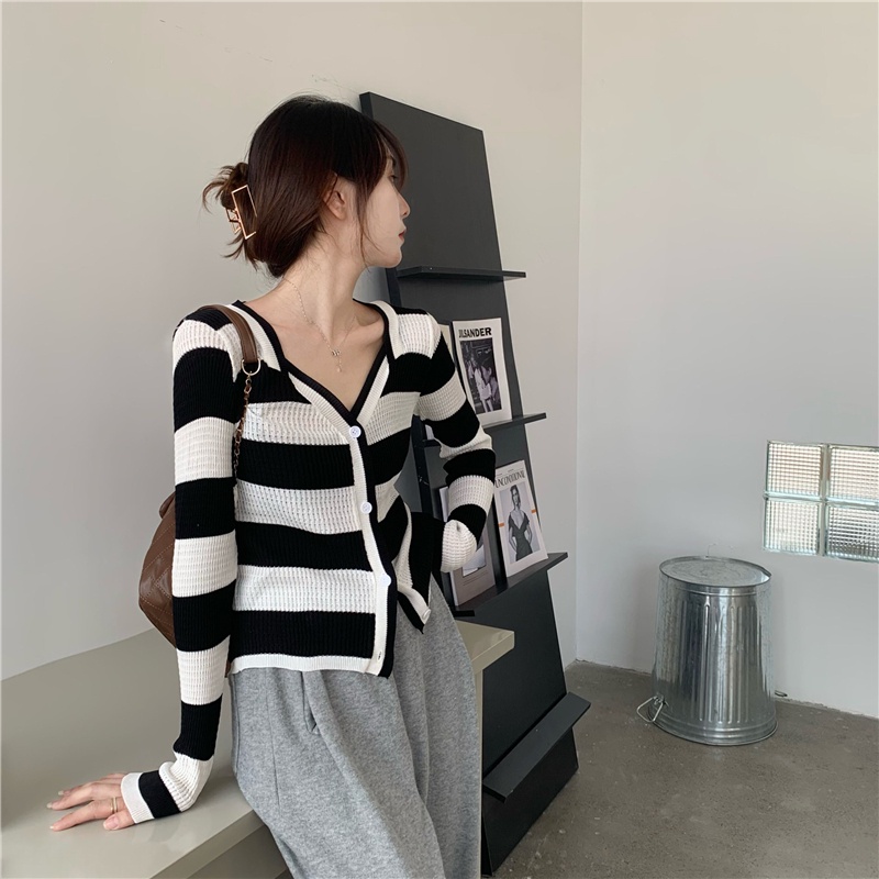 Áo Len Nữ Tay Dài Cổ Chữ V Kẻ Sọc Ngang Thời Trang