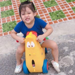 Xe chòi chân Larva