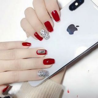 Bộ 24 móng tay giả thiết kế màu đỏ đính đá