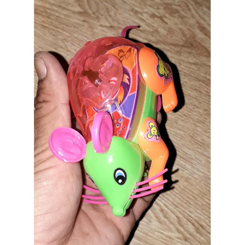 Một chú chuột bằng nhựa chạy dây rút có đèn Led rất đẹp