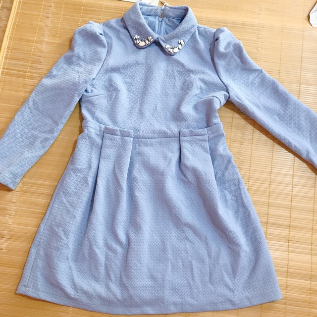 Váy xoè đính đá ở cổ