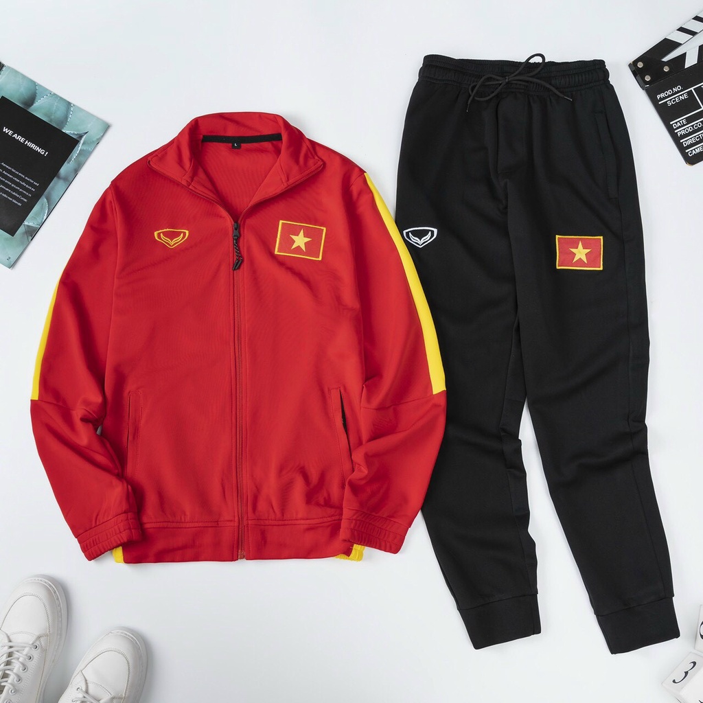 Bộ quần áo khoác ấm nỉ thu đông đội tuyển bóng đá Việt Nam màu đỏ quần đen 2022 logo lá cờ thêu hàng may đẹp
