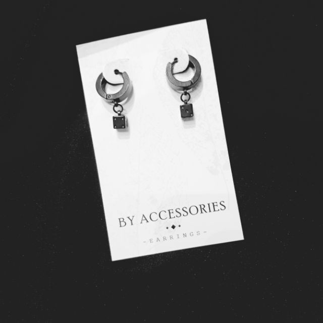 Bông tai titan xí ngầu xúc xắc không gỉ