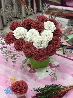Giỏ hoa giấy nhún trái tim