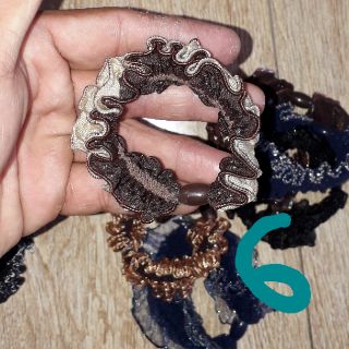 Một chiếc cột tóc bằng vải nhiều màu rất đẹp