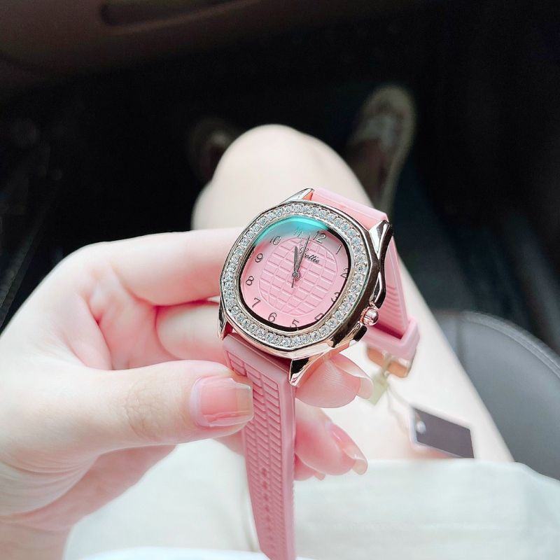 Mẫu tiểu thư mặt oval