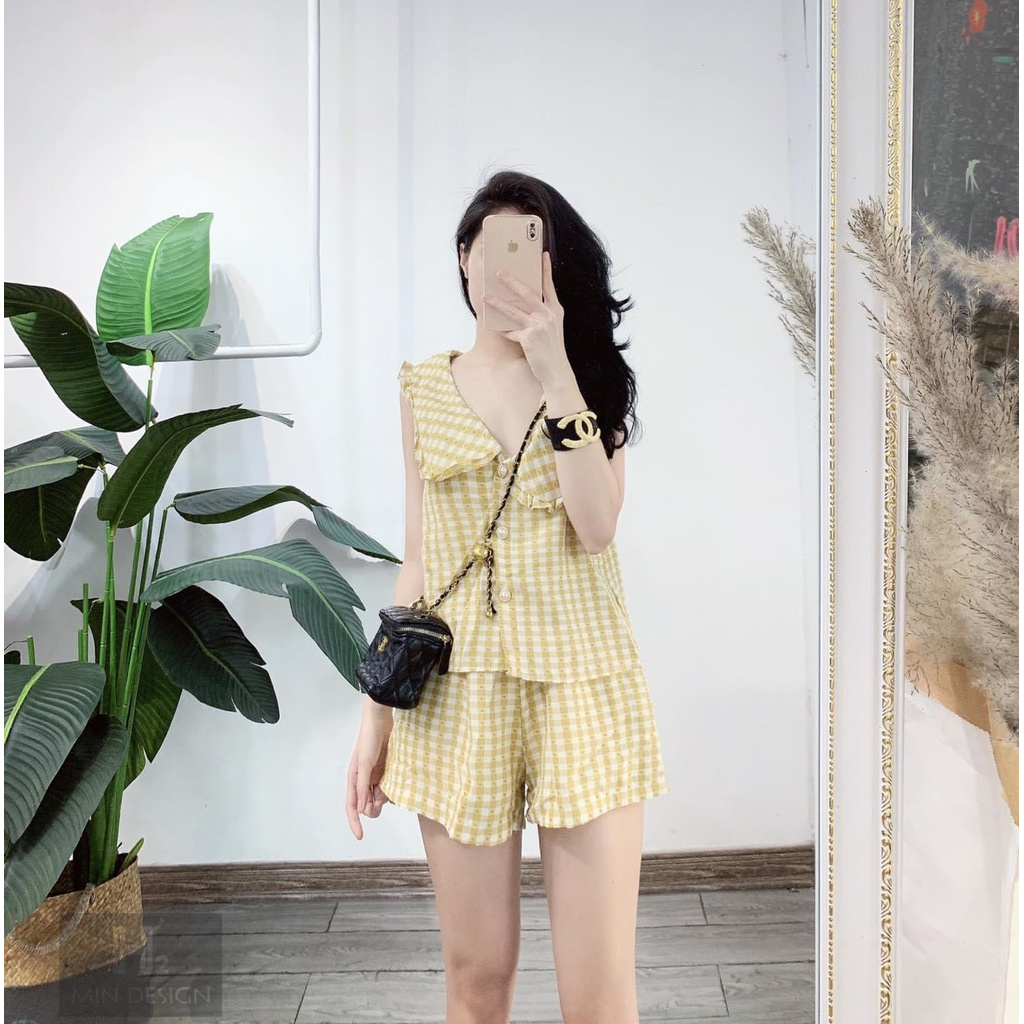 Bộ đũi cổ sen sát nách kẻ dệt nổi sẵn 3 màu. Chất đũi dệt nổi đẹp, mát mịn.