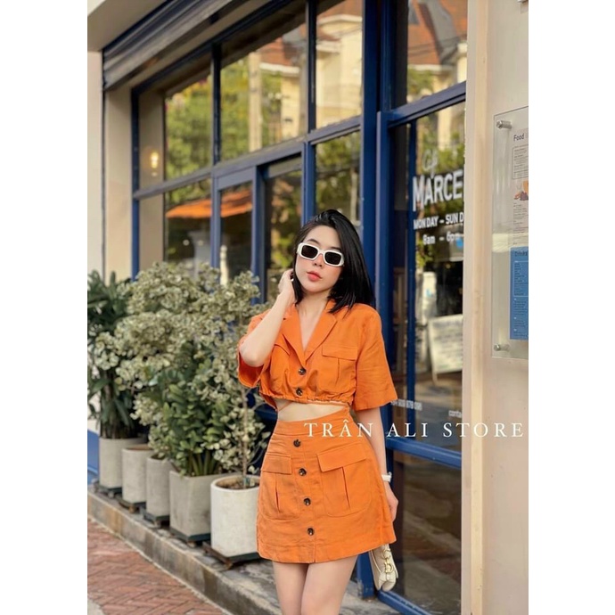 SÉT VEST CHÂN VÁY CHẤT KATE THÔ ÁO NẮP TÚI PHỐI NÚT CỰC XINH LUNG LINH