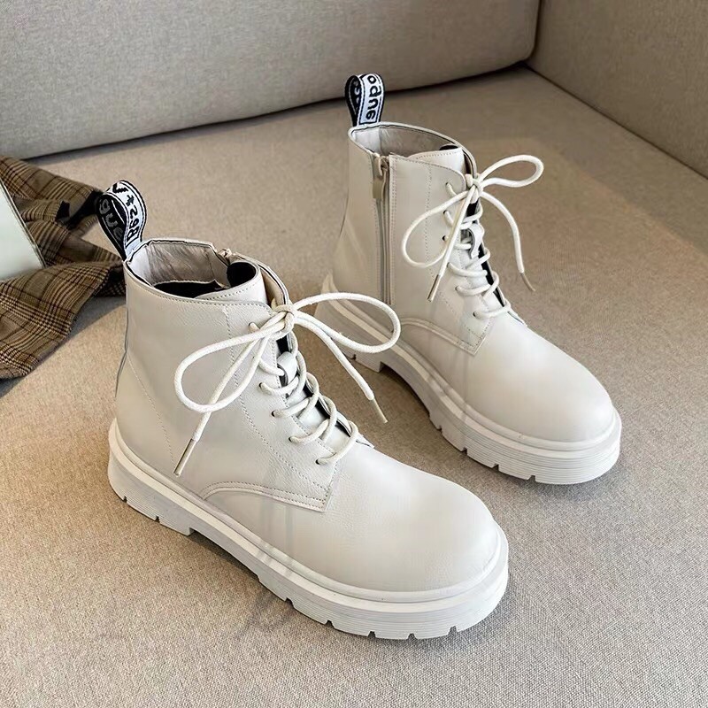 Bốt nữ đế bằng màu đen và kem chữ sup | BigBuy360 - bigbuy360.vn