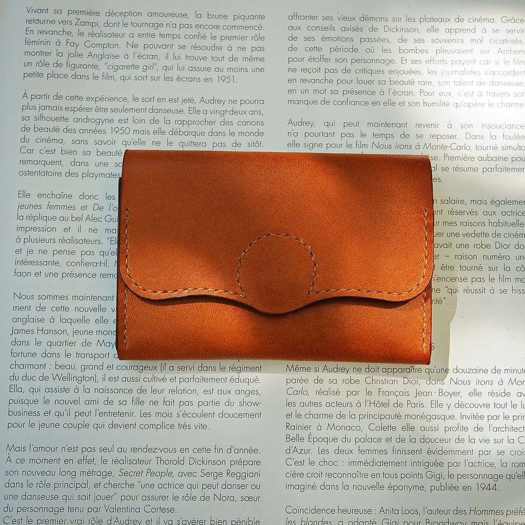 Ví mini dáng nhỏ gọn, màu da bò, Ví da được làm tỉ mỉ, cẩn thận bởi thợ thủ công lành nghề