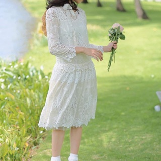 Đầm ren trắng.