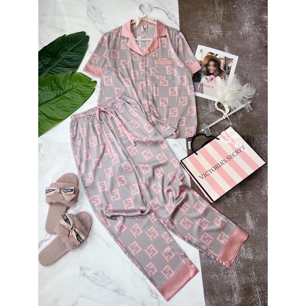 Pyjama lụa Vic cao cấp xịn sò kèm túi giấy hãng sản xuất trên nền vải lụa đắt nhất
