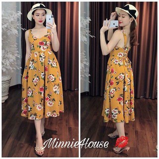 Đầm vàng thắt nơ lưng.