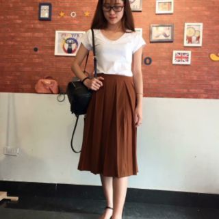 Chân váy xếp ly dáng dài qua gối