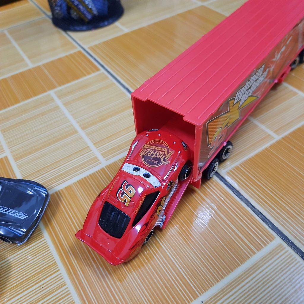 Bộ xe mô hình ô tô Lightening MC Queen car 3 gồm xe tải và 6 xe nhỏ bằng hợp kim