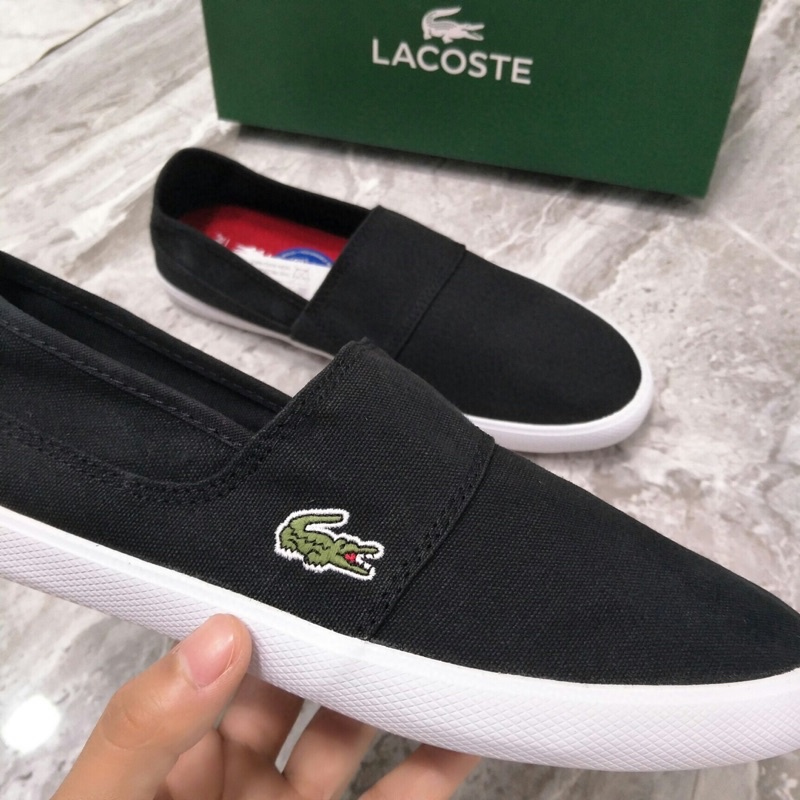 giày lười vải nam nữ tối màu logo thêu bên sườn lacoste