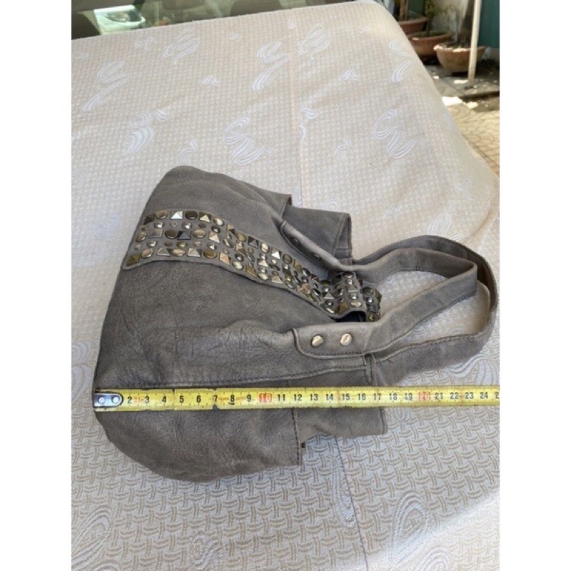 Túi chuẩn si. Túi qua sử dụng. Khách vui lòng xem hình nếu muốn biết thêm thông tin sản phẩm mời khách vô chat. Thanks .