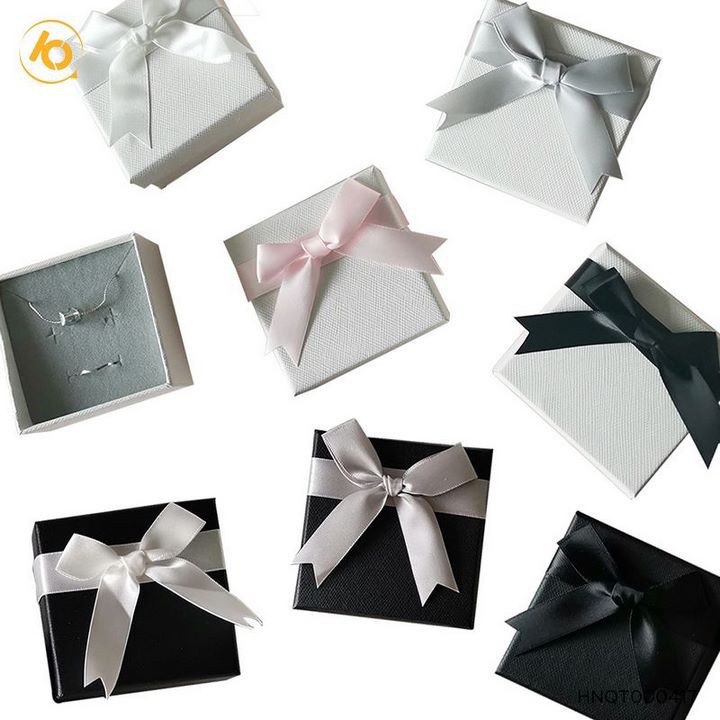 Hộp đựng quà sang trọng có gắn nơ kích thước 4 x 4 x 2,5 cm - HNQT000417 | BigBuy360 - bigbuy360.vn