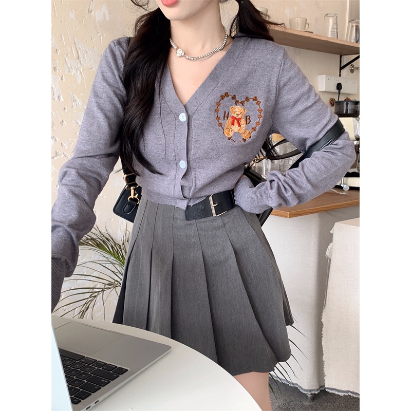 Bộ Áo Dệt Kim Tay Dài Cổ Chữ V Thêu Hình Gấu Phối Chân Váy Ngắn Xếp Ly Lưng Cao Thời Trang Cho Nữ