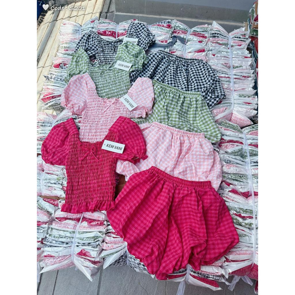 set áo cổ vuông tay phồng quần short bí xòe họa tiết carro