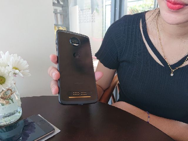 Điện thoại motorola z2 Force - 4gb ram 64gb rom, mỏng nhẹ nhưng mạnh lại chụp hình đẹp | BigBuy360 - bigbuy360.vn