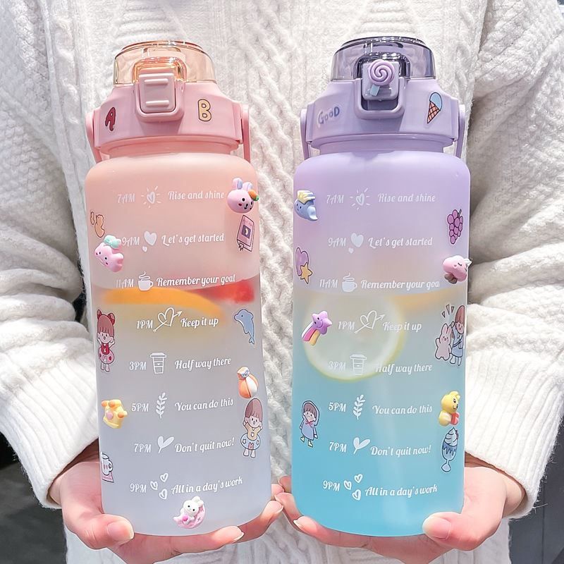 【free stickers】Bình Đựng Nước Dễ Thương Có Vạch Báo Giờ Uống Nước Bình nước 2 lít , bình đựng nước nhựa 2L có ống hút bình uống nước cho bé có ống hút