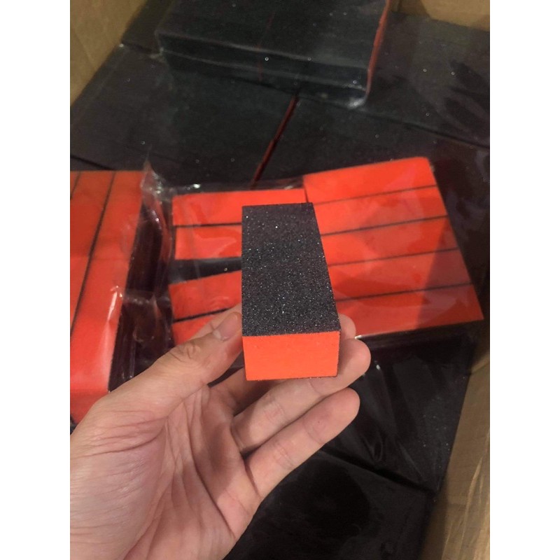 Phao đen đỏ nhám móng tay