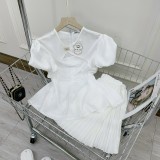 Set bộ áo lụa trắng thiết kế đính logo mix chân váy xếp li cao cấp DN10186