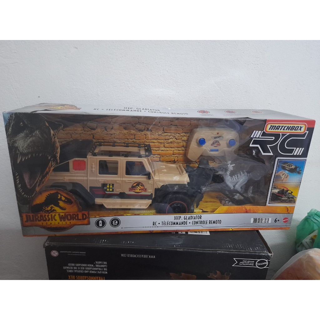 Đồ chơi khủng long Matchbox Jurassic World Dominion Jeep Gladiator R/C Vehicle with 6-inch Dracorex