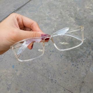Kính giả cận gọng vuông trắng