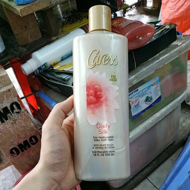 Sữa tắm dưỡng trắng da hương nước hoa Caress Daily Silk 532ml