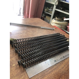 lò xo nén sợi 2,5 ly phi 15,5 dài 30cm
