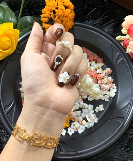 Hoa bột ôm móng