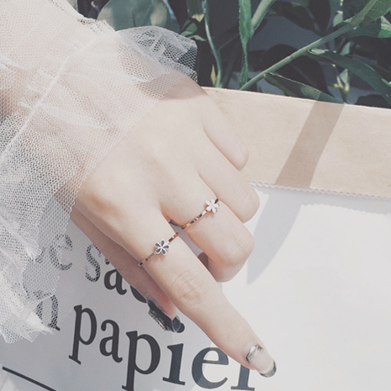 【kifli】Nhẫn Titan Hình Hoa Cúc Nhỏ Màu Trắng Đen Cá Tính Phong Cách Hàn Quốc