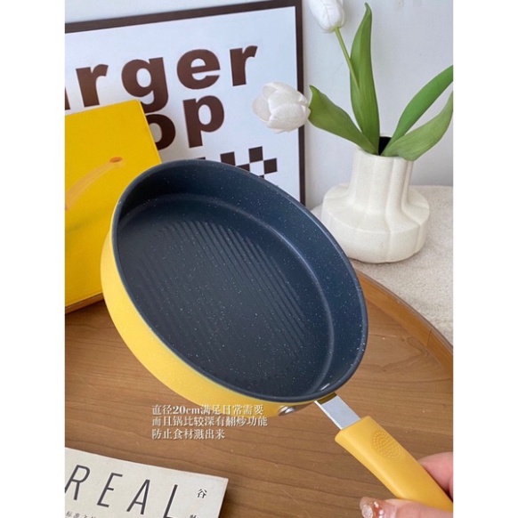 Chảo Chống Dính Cao Cấp 20cm Hình Vịt Vàng  Dễ Thương,Tay Cầm Nhựa Chống Nóng Có Lổ Treo Tường Tiện Dụng