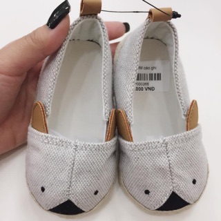 Giầy Hm dành cho bé dành cho cả bé trai và bé gái. Chất vải mềm, đẹp. Các mẹ yên tâm nhé. Size từ 18/19 đến 24