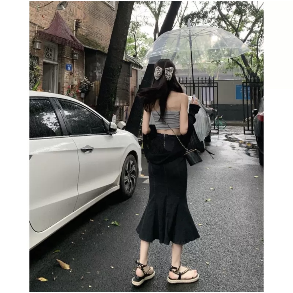 Chân váy denim đuôi cá màu đen lưng cao bó hông thu đông 2021