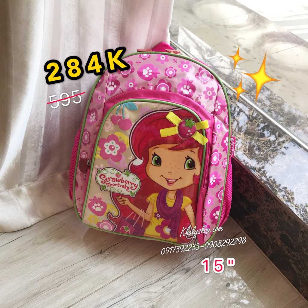 Balo 15'' hình bé dâu Strawberry Shortcake nhiều logo bông hoa và trái dâu màu hồng đính nơ vàng cho học sinh bé gái