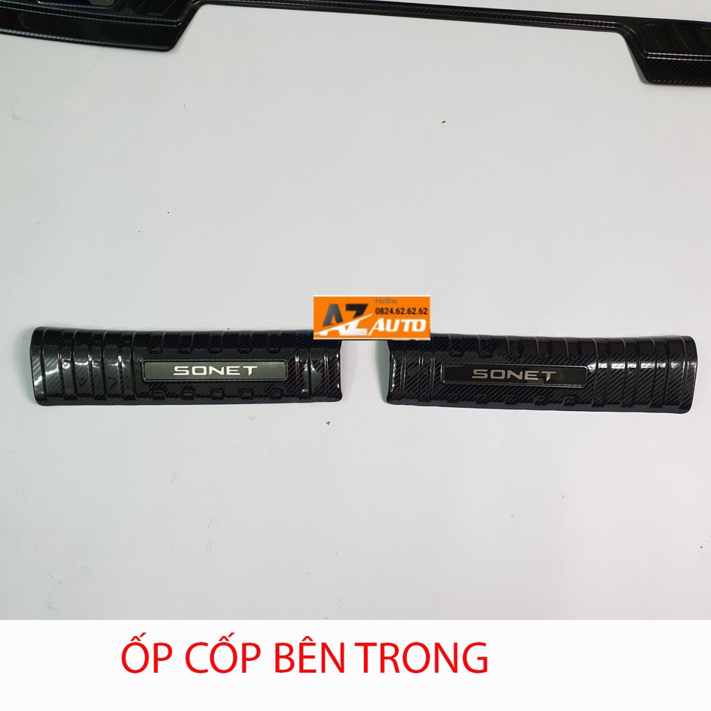 Ốp Chống trầy cốp trong, ngoài CARBON xe Kia Sonet 2021-2022, chất liệu vân CACBON cao cấp