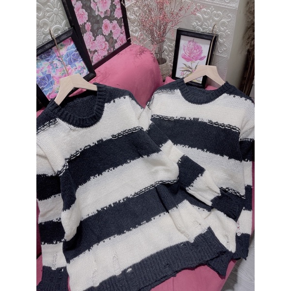 Áo len rách kẻ ngang đen trắng dáng giấu quần | BigBuy360 - bigbuy360.vn